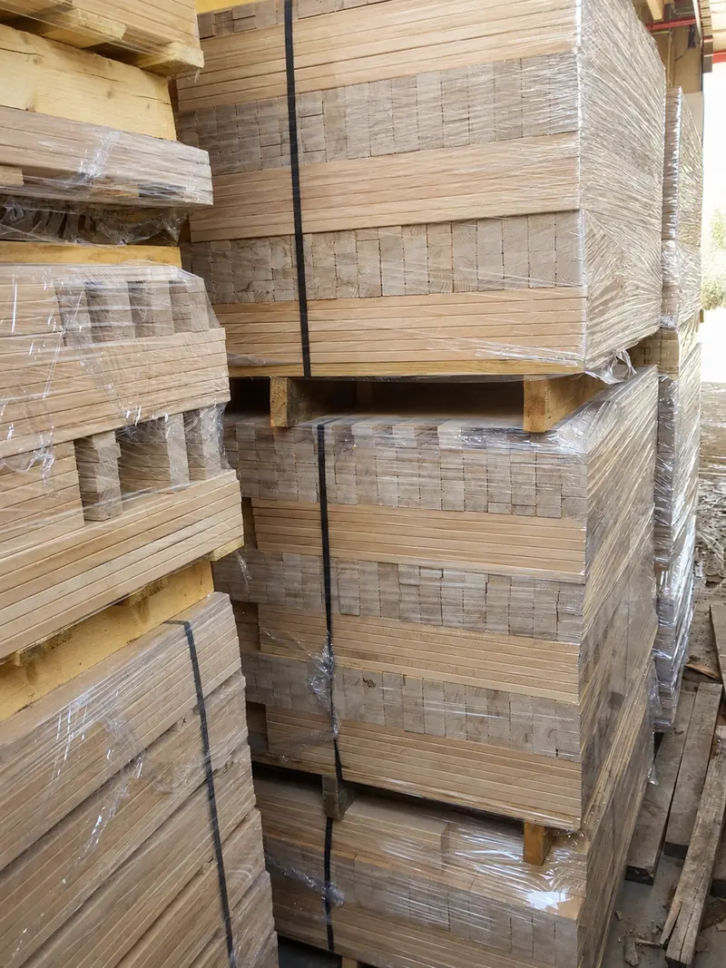 Folirani i vezani paketi bukovih latofleks elemenata složeni u krugu pogona