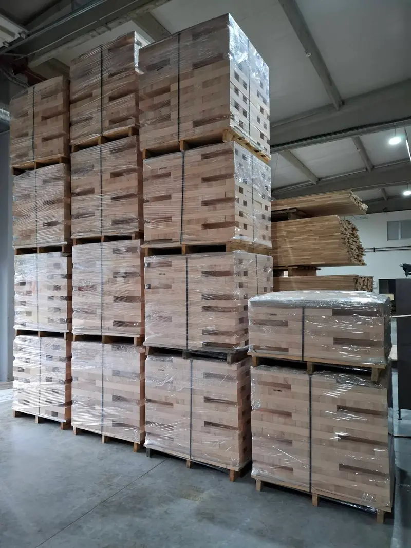 Veliki tvrdolisni trupac na prikolici ispred proizvodne zgrade Pašinac