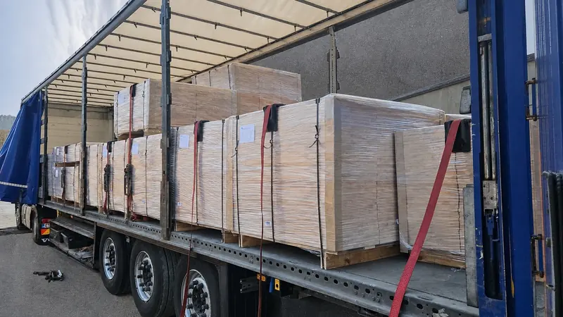 Zamotani paketi rezanih elemenata vezani u ceradnoj prikolici