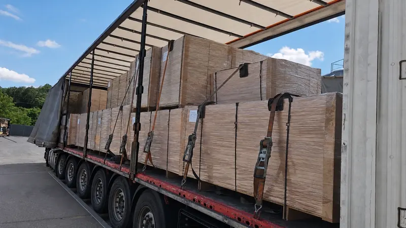 Zamotani paketi ploča utovareni i vezani za izvozni transport