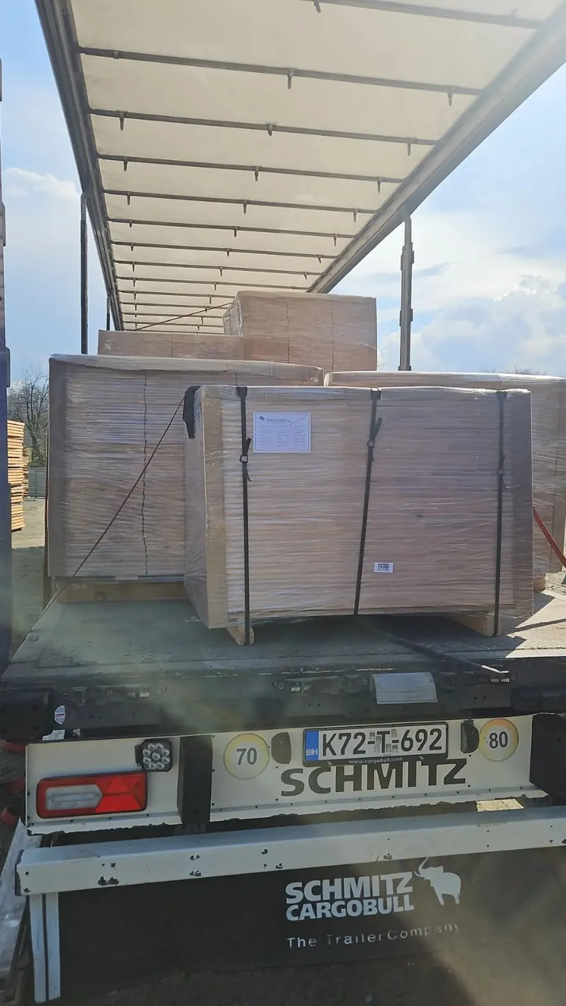 Paletizovani i označeni paketi ploča utovareni na prikolicu za otpremu