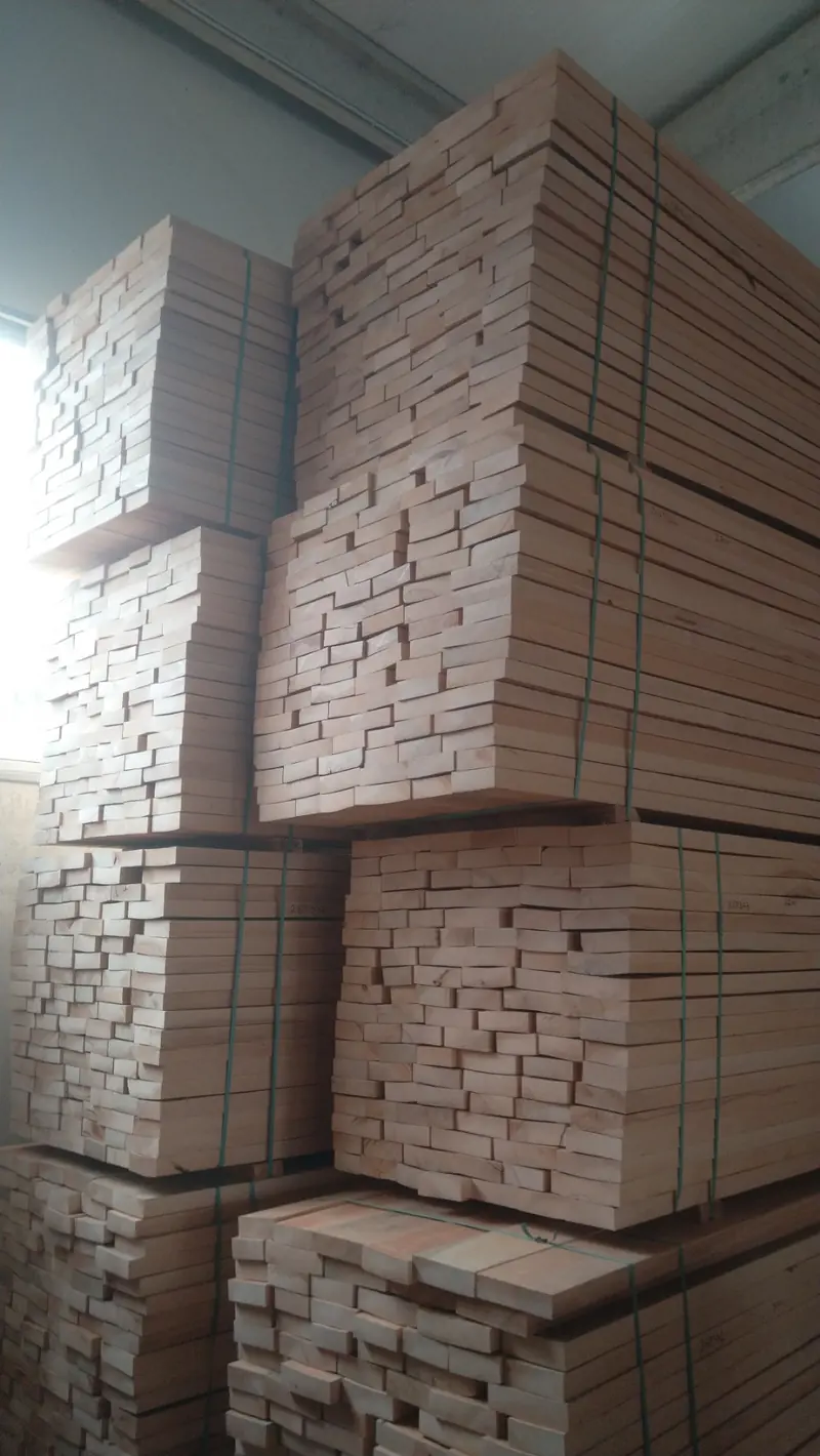 Umreifte Stapel verleimter Platten im Lager