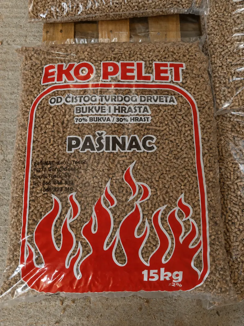 Krupni plan vreće Pašinac Eko Pelet od 15 kg s drvnim peletom 6 mm od bukve i hrasta