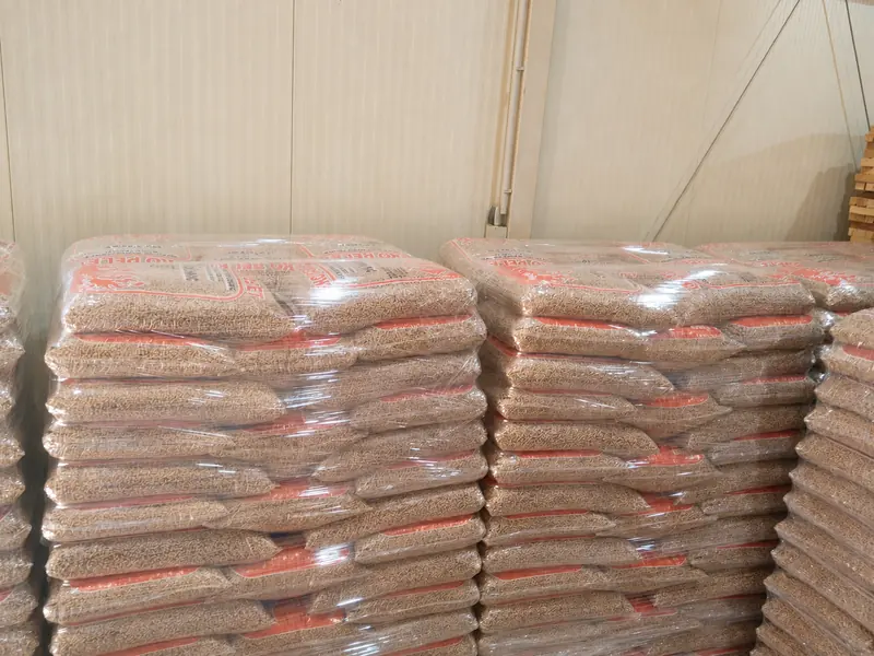 Složene palete foliranih vreća Eko Pelet od 15 kg spremne za distribuciju