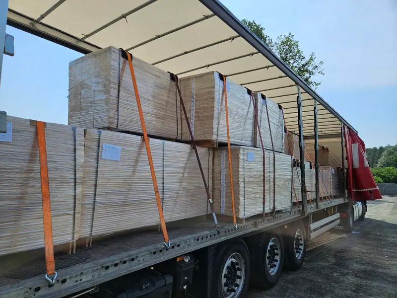 Holzkisten mit Bettrost-Elementen auf einem Anhänger für den Export umreift