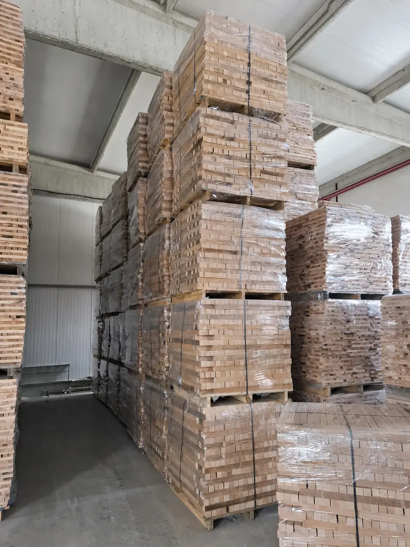 Skladište s visoko složenim paletizovanim i zamotanim paketima latofleks elemenata