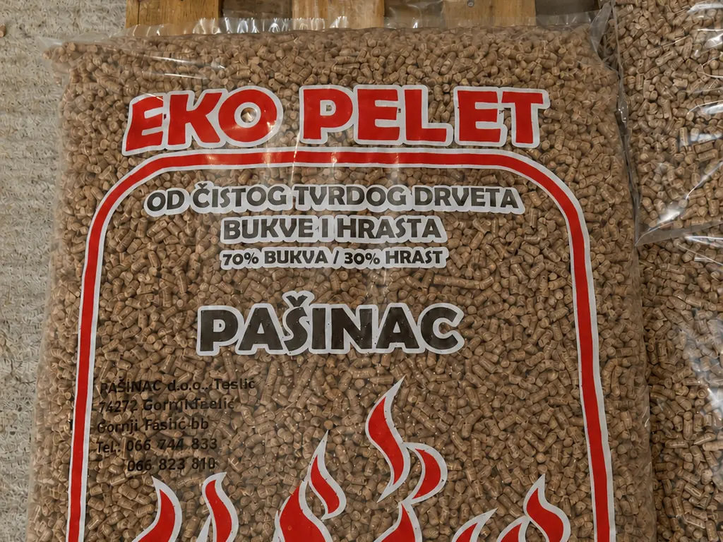 Krupni plan vreće Pašinac Eko Pelet od 15 kg s drvnim peletom 6 mm od bukve i hrasta